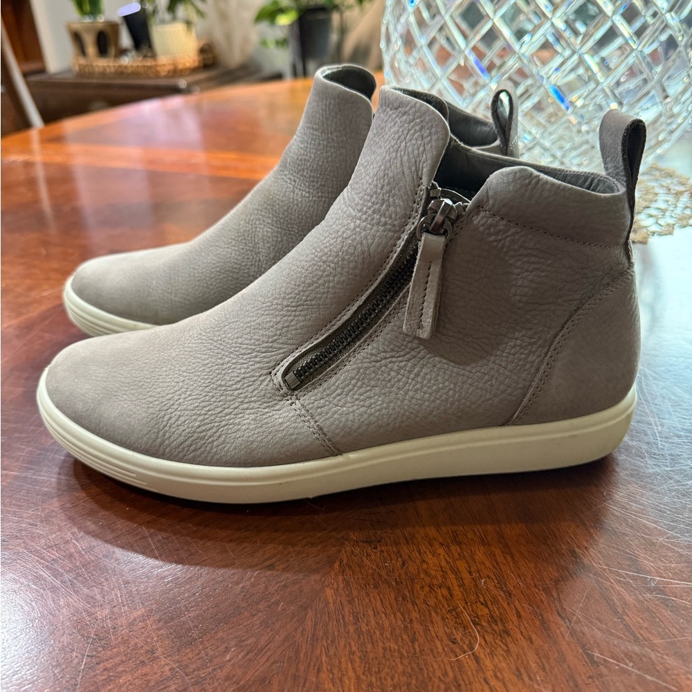 Ecco Gray Leather Ankle Boots